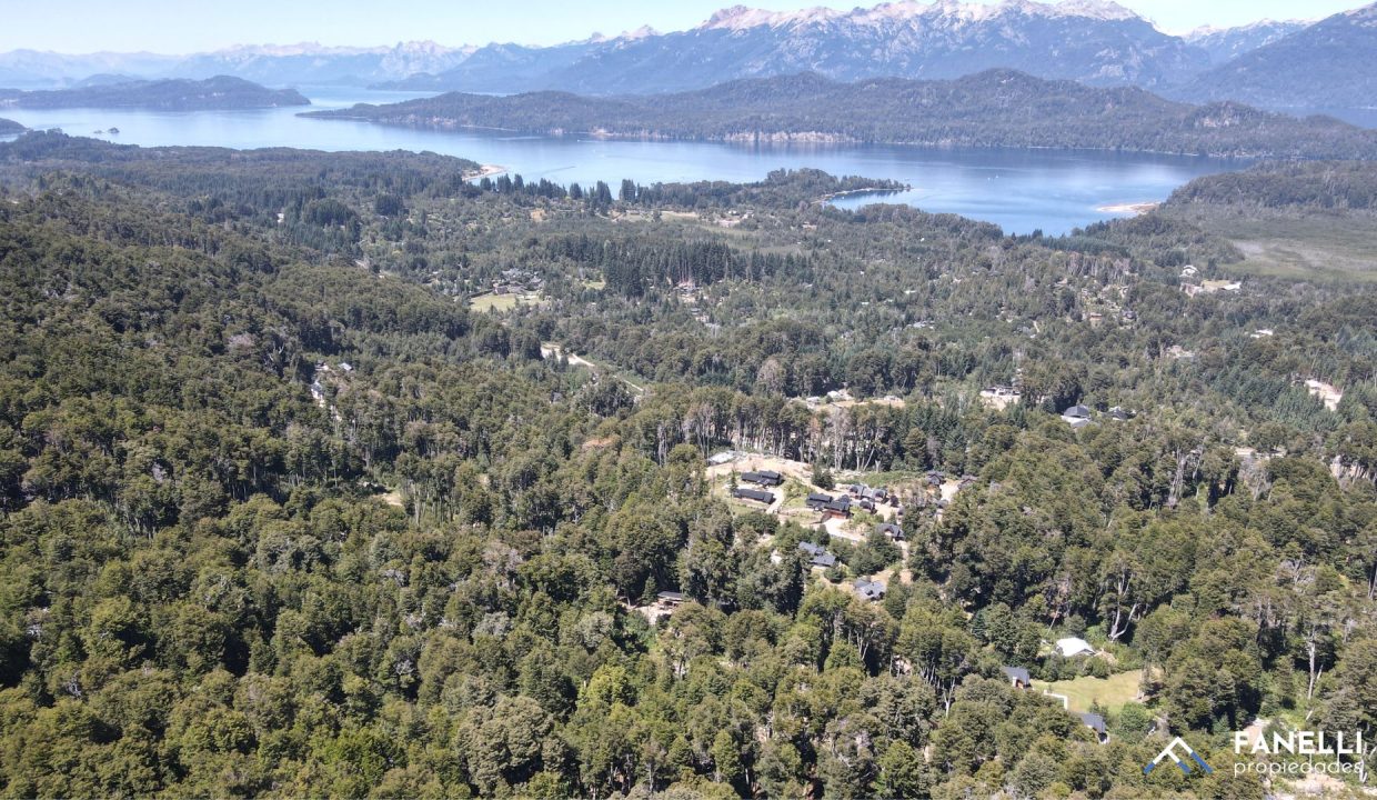 Lote con suave pendiente, ubicado en el loteo El Faldeo, sobre la ladera del Cerro Bayo opuesta al centro de esquí. El acceso al lote es a partir de la Ruta 40, recorriendo alrededor de 600 metros